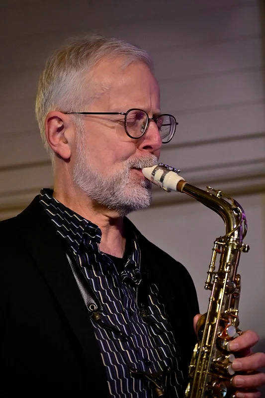 Ulli Jünemann spielt Alt-Saxophon mit weißem Brilhart Tonalin Mundstück und Lavoz Blatt