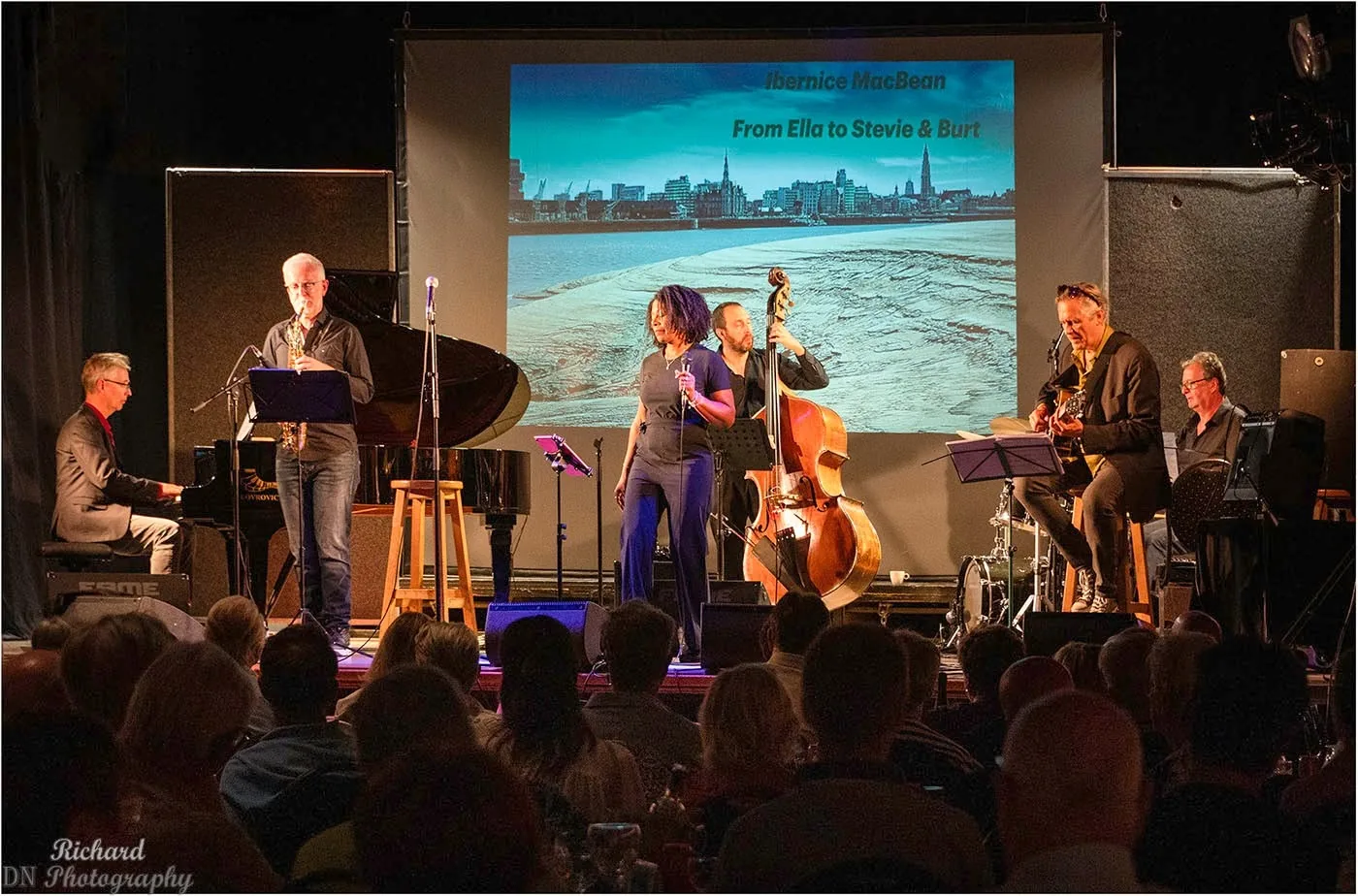 Ibernice MacBean und Band live auf der Bühne des USA Jazzclub Antwerp – From Ella to Stevie & Burt