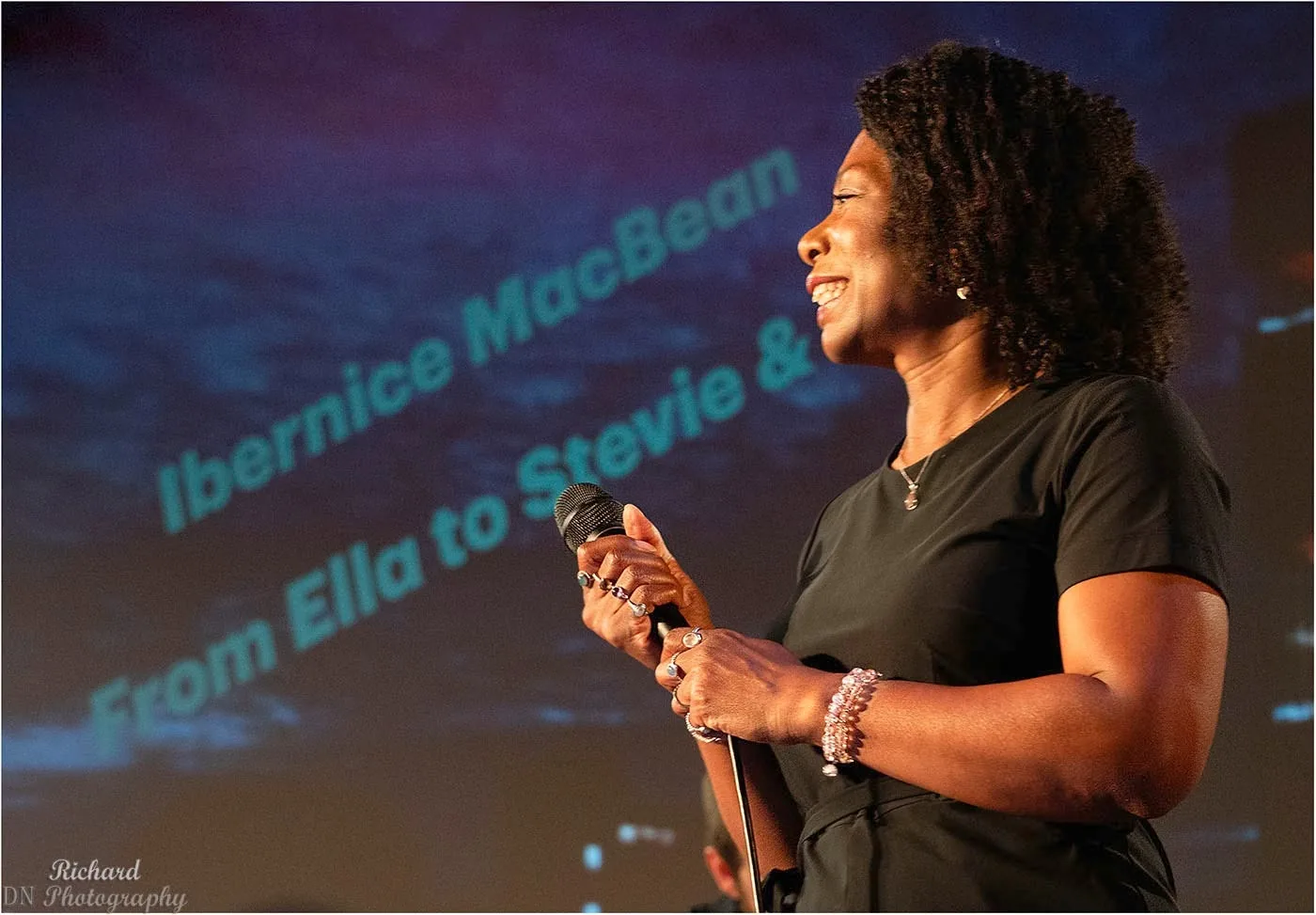 Ibernice MacBean vor der Leinwand From Ella to Stevie & Burt – USA Jazzclub Antwerp