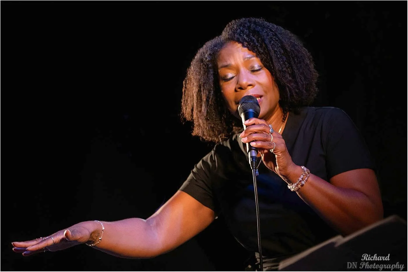 Ibernice Macbean singt live im USA Jazzclub Antwerp – Porträt am Mikrofon