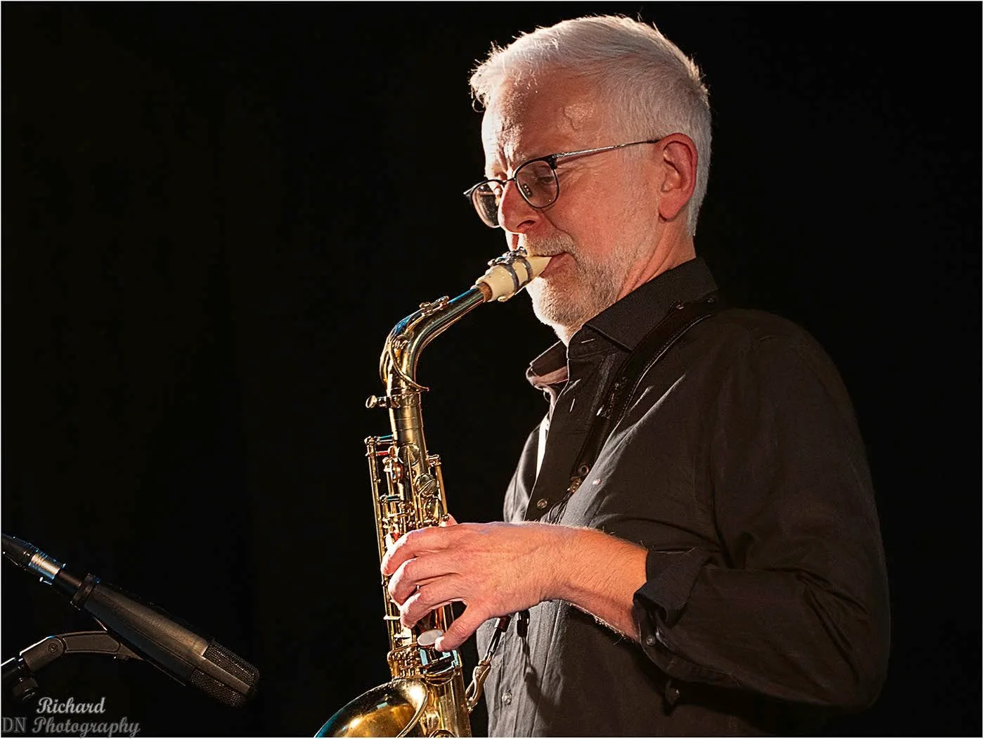Ulli Jünemann am Altsaxophon auf der Bühne des USA Jazzclub Antwerp