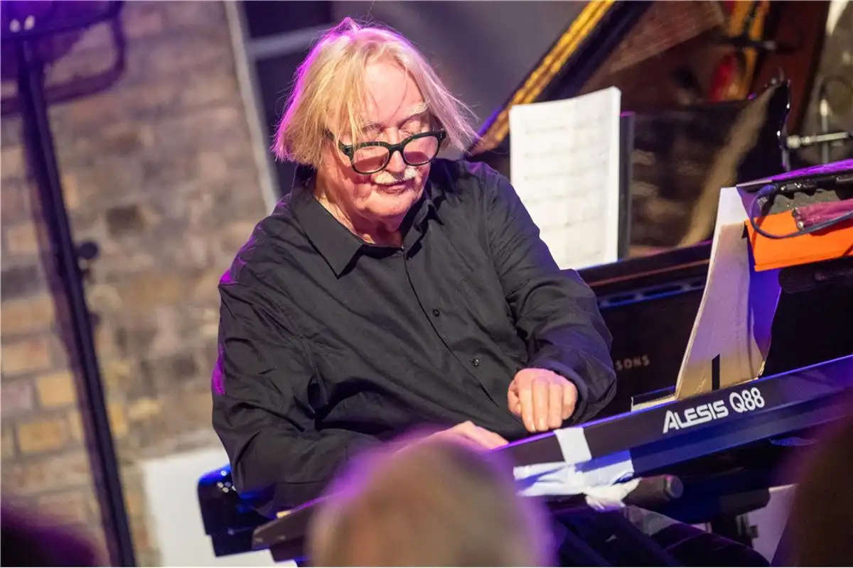 Jasper van’t Hof live an den Keyboards mit Three for All