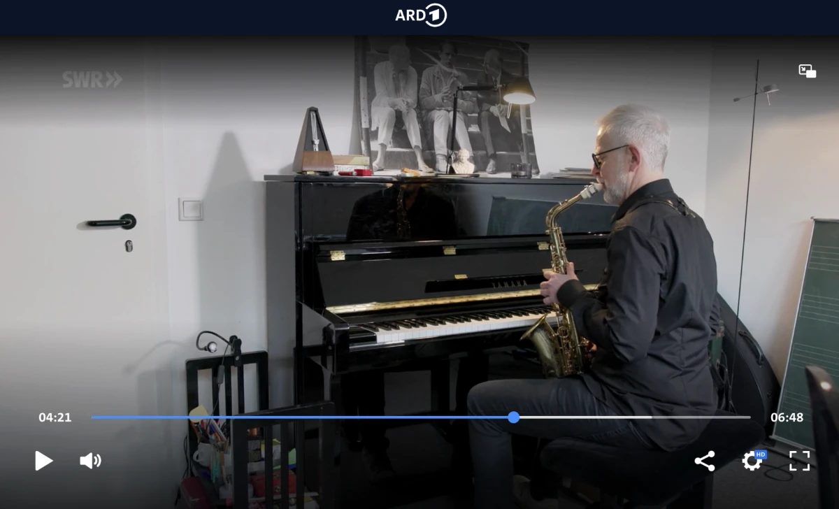 Jazzsaxophonist Ulli Jünemann während der Dreharbeiten für ein Portrait in der SWR Landesschau Rheinland-Pfalz am Südring in Mainz-Bretzenheim.