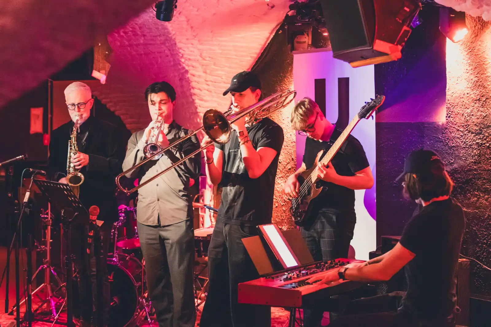 Ulli Jünemann am Altsaxophon als Gast der polnischen Band Rebirth im Jazzinstitut Darmstadt, Foto Andy Sikora