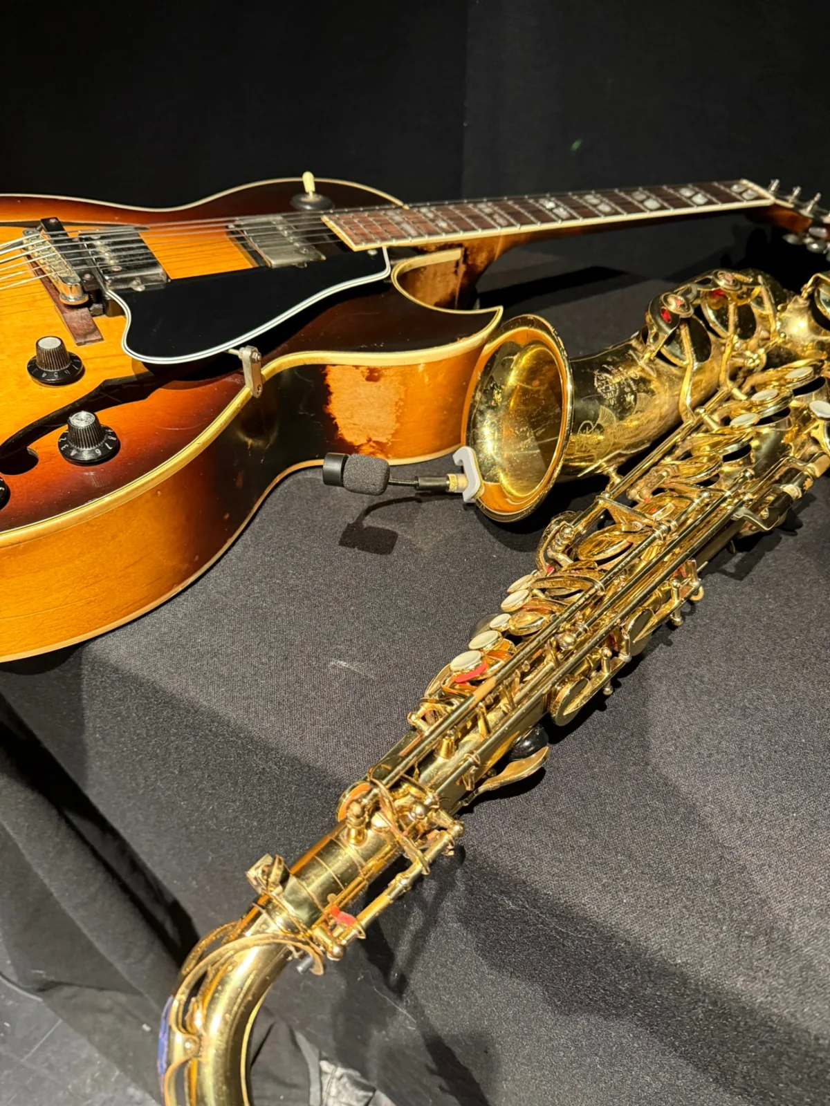 Saxophon und Jazzgitarre auf der Bühne vor dem Konzert – Ulli Jünemann, Saxophonunterricht Mainz