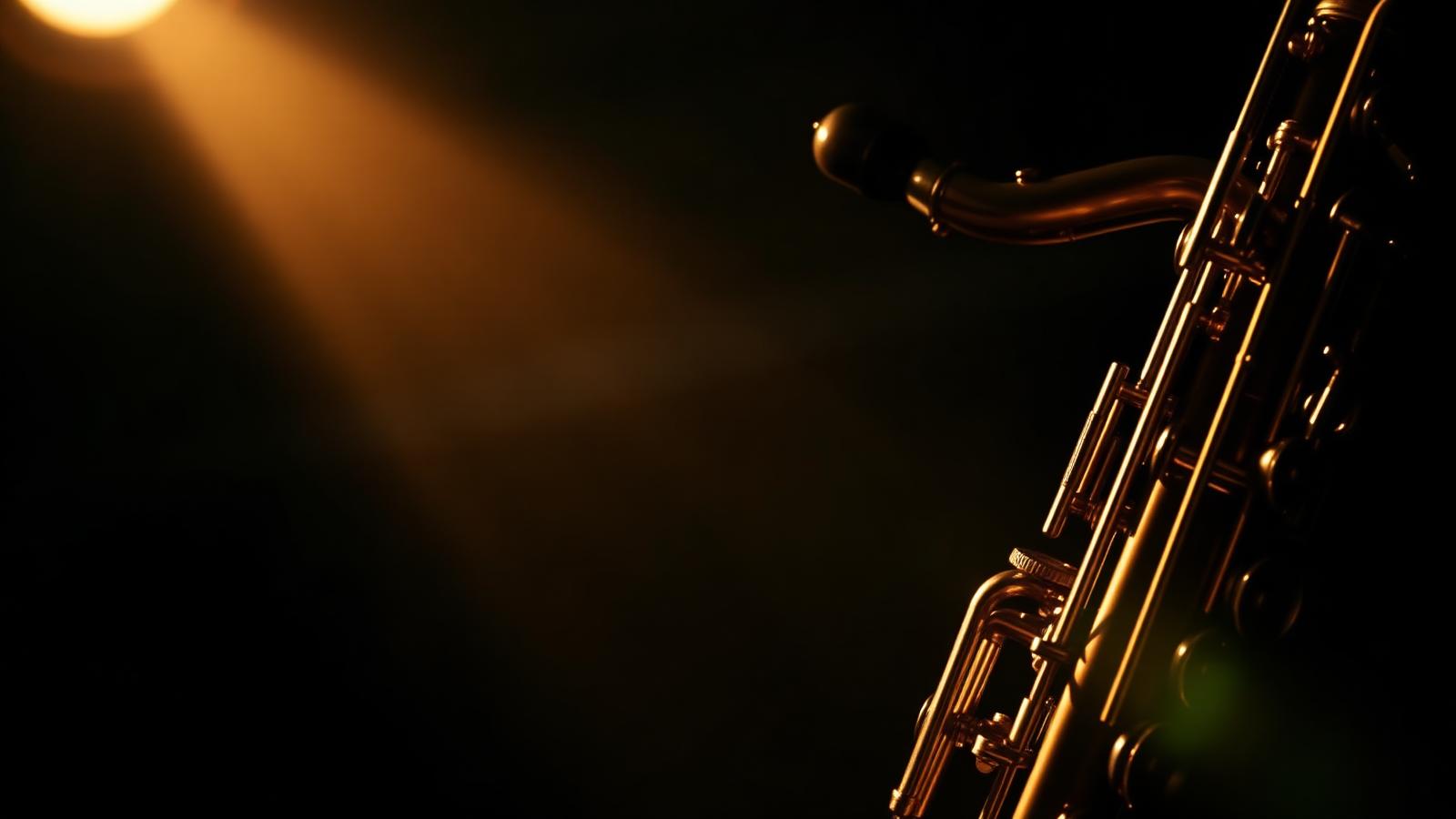 Alt-Saxophon im warmen Bühnenlicht – Ulli Jünemann Jazz Blog